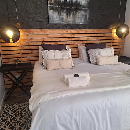 Exquisite Private Luxury Suite With King Bed At Bokmakierie Villas Windhoek Kültér fotó
