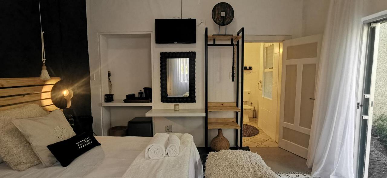 Exquisite Private Luxury Suite With King Bed At Bokmakierie Villas Windhoek Kültér fotó