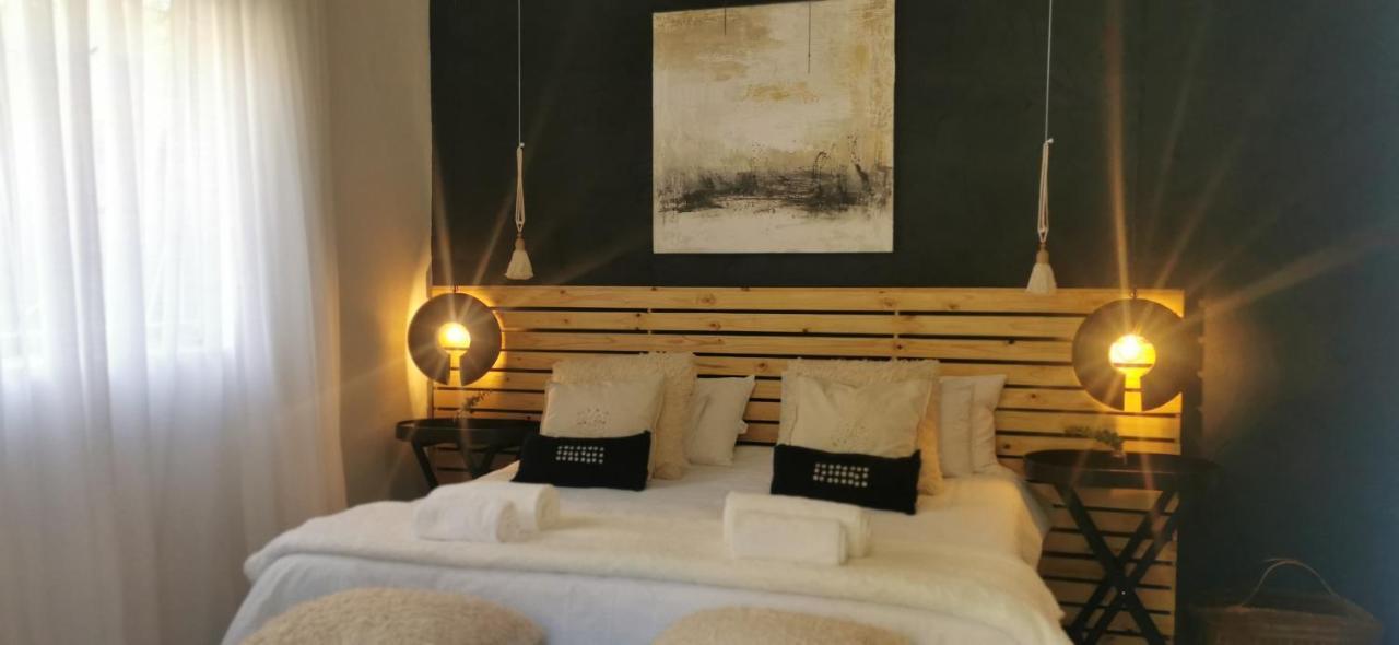 Exquisite Private Luxury Suite With King Bed At Bokmakierie Villas Windhoek Kültér fotó