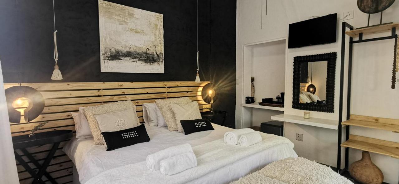 Exquisite Private Luxury Suite With King Bed At Bokmakierie Villas Windhoek Kültér fotó