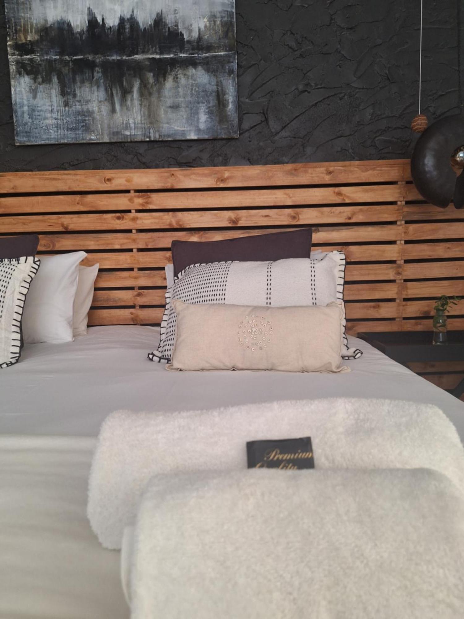 Exquisite Private Luxury Suite With King Bed At Bokmakierie Villas Windhoek Kültér fotó