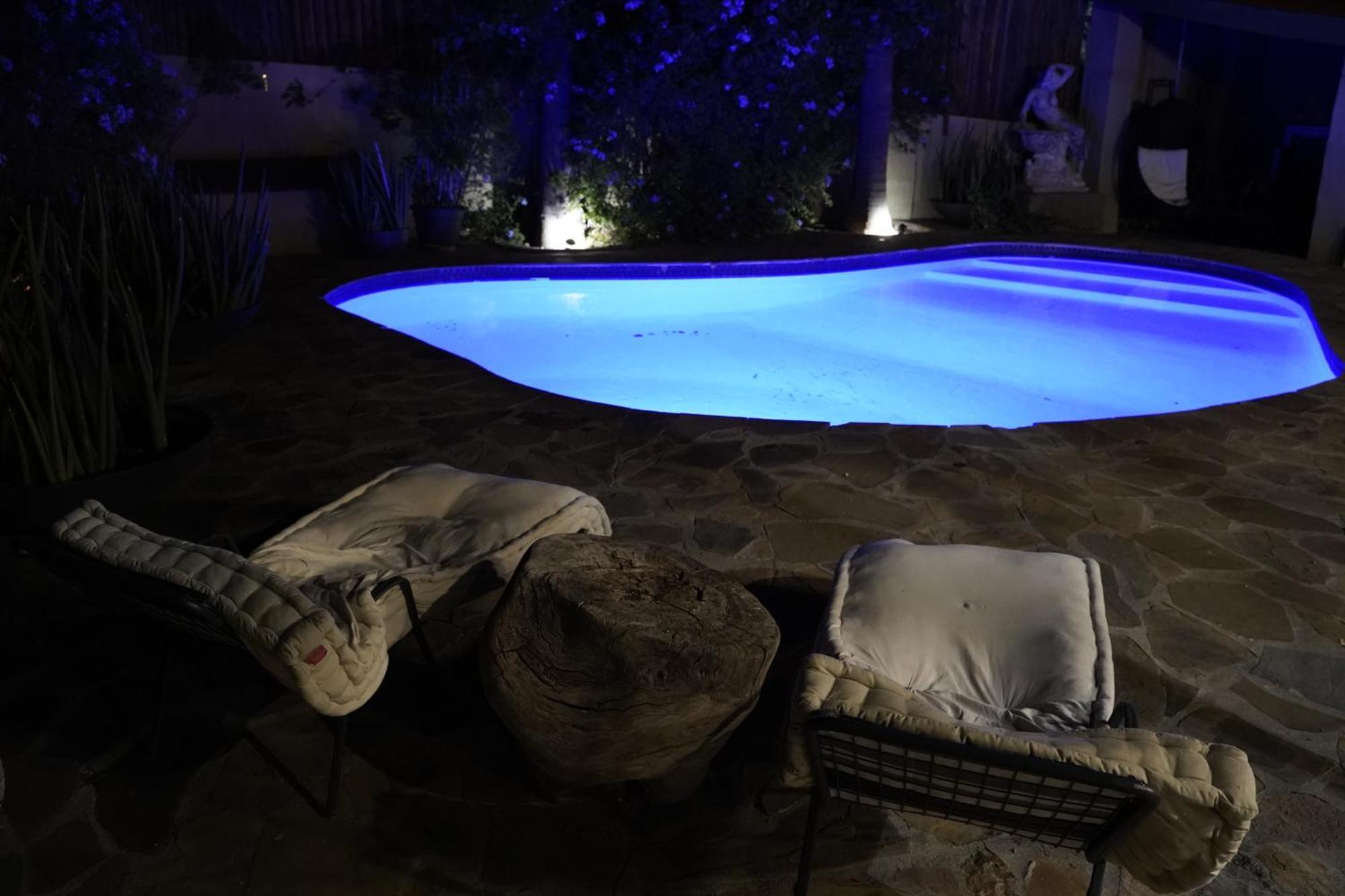 Exquisite Private Luxury Suite With King Bed At Bokmakierie Villas Windhoek Kültér fotó